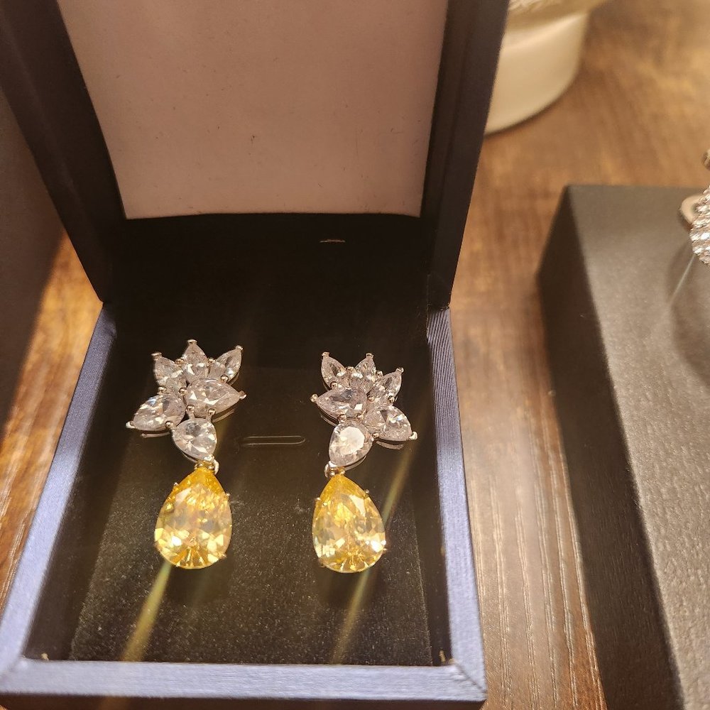 Stunning Yellow Diamind Hagging Earrings ent earri